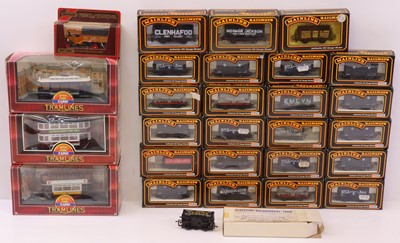 Lot 443 - One tray of 00 gauge wagons to include a...