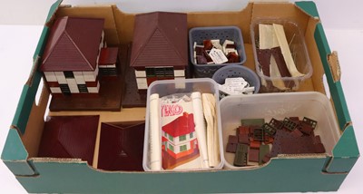Lot 395 - Tray containing Bayko plastic components in...