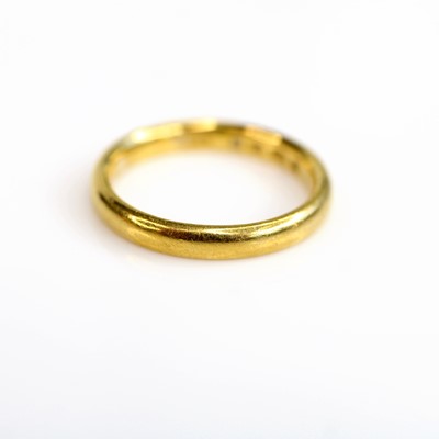Lot 265 - A 22ct gold 2.7mm court shaped wedding ring,...