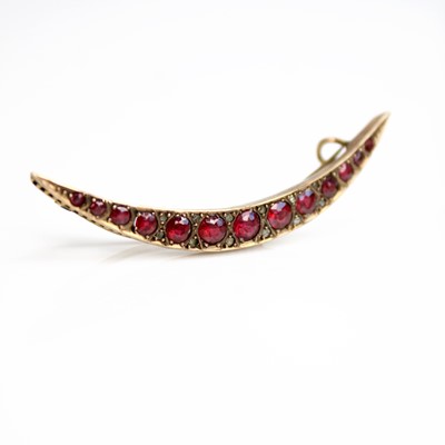 Lot 262 - A 9ct yellow gold and synthetic ruby crescent...
