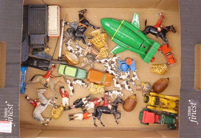 Lot 342 - Tray containing loose and playworn Britains...