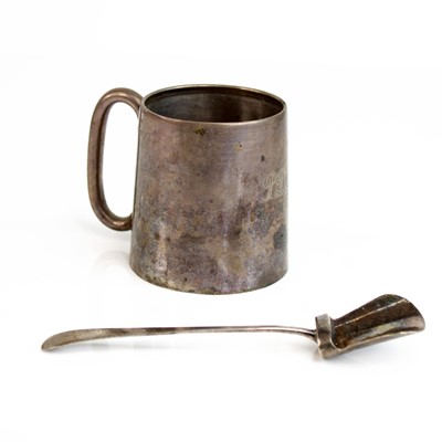 Lot 224 - A George V silver miniature tankard, maker...