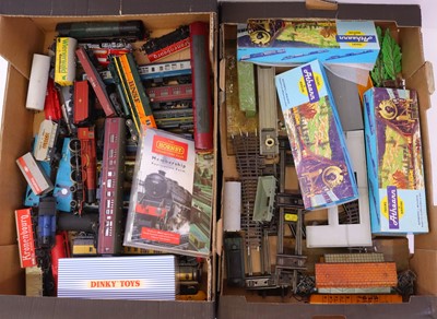 Lot 440 - Two trays of various 00 gauge and HO gauge...
