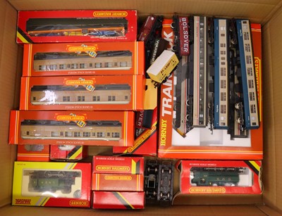 Lot 437 - A collection of 00 gauge rolling stock to...