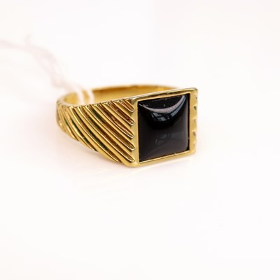 Lot 276 - A gent's yellow metal and black onyx set...