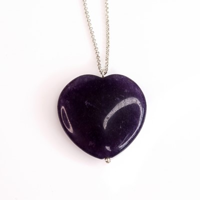 Lot 294 - An amethyst heart shaped pendant, 4.5cm, on...