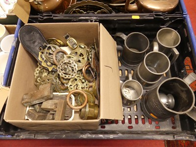 Lot 140 - A collection of metalware, to include bull...