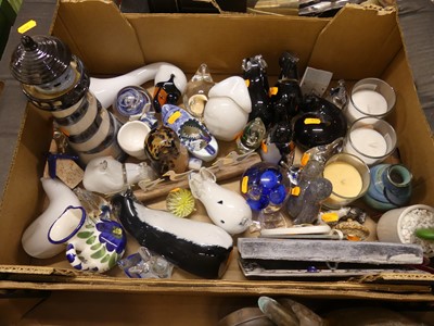 Lot 118 - A collection of ceramics and glass, to include...