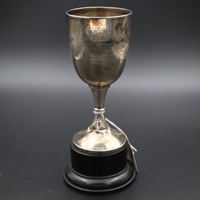 Lot 211 - A George V silver trophy cup, with engraved...