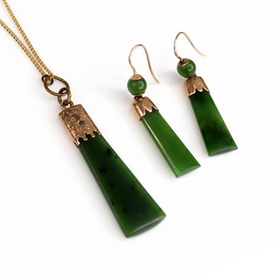 Lot 224 - An Art Deco green nephrite 9ct gold mounted...